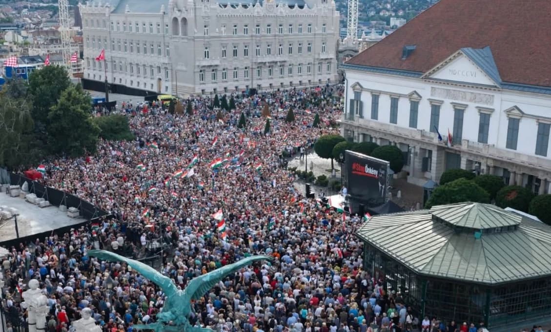 Premiér Magyar zaslepený mocou: na proteste videl len 150 orbánovcov