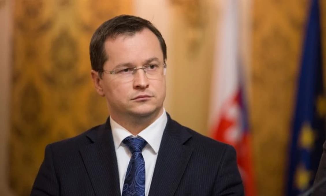 Exminister školstva tvrdo o Českom rozhlase: Píše bludy a bohapusto klame!
