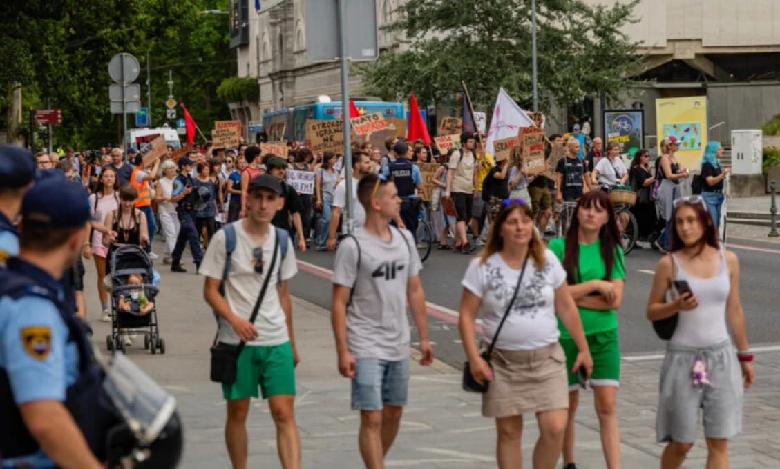 Študenti v Slovinsku vyzvali vládu na vystúpenie z NATO