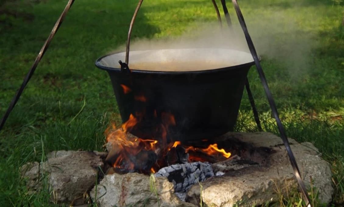 Keď opozícia varí guláš: šapitó stojí, ale výsledok porota vypľúva