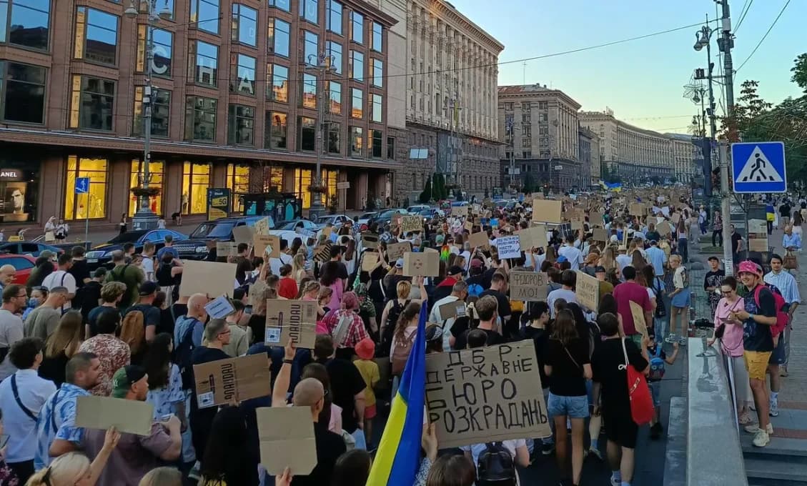 PROTESTY UŽ TRETÍ TÝŽDEŇ! Tisíce Ukrajincov v centre Kyjeva