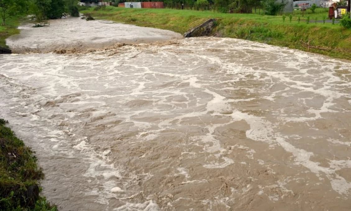 Pre viaceré okresy na severe vydal výstrahu pred prívalovou povodňou