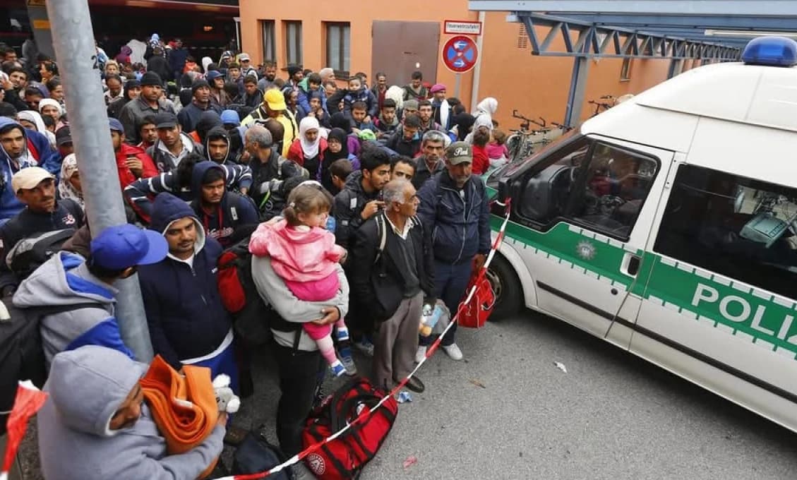 Švédsko zakázalo sobáše príbuzných. Lavínu migrantov to nezastavilo
