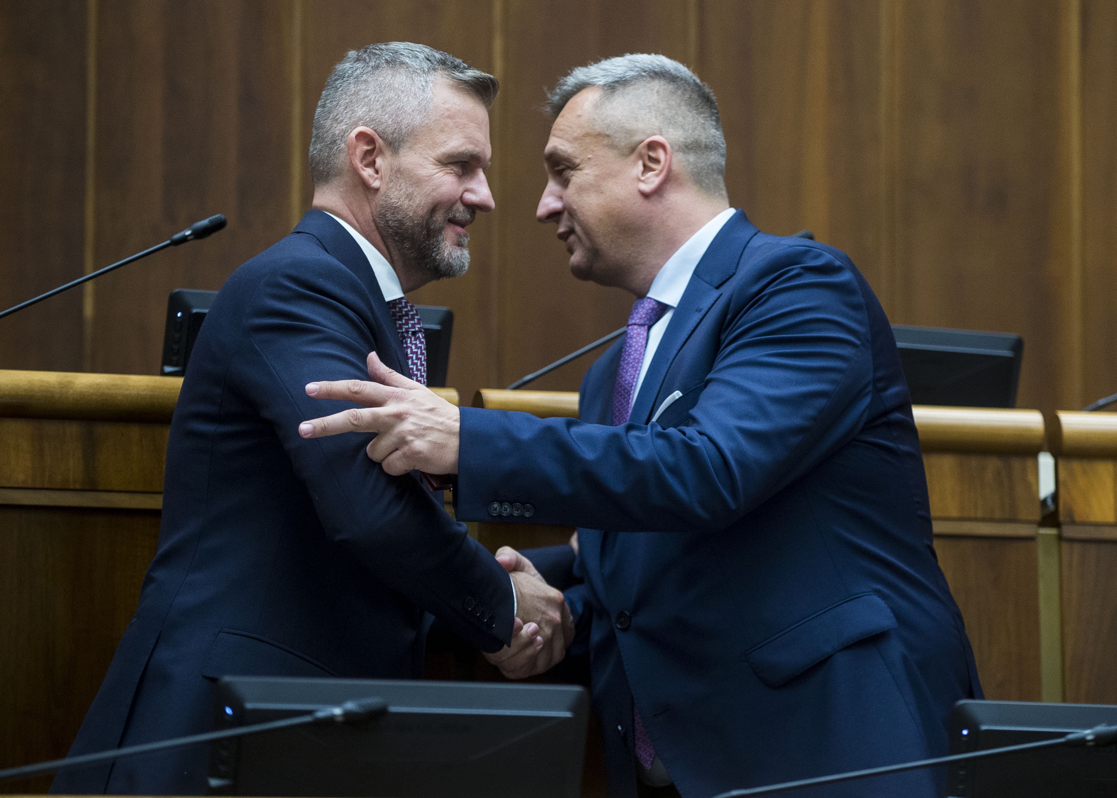 Prezident stále NEROZHODOL o Kuffovi! Jeho postup môže skončiť na ústavnom súde, varuje ústavný expert