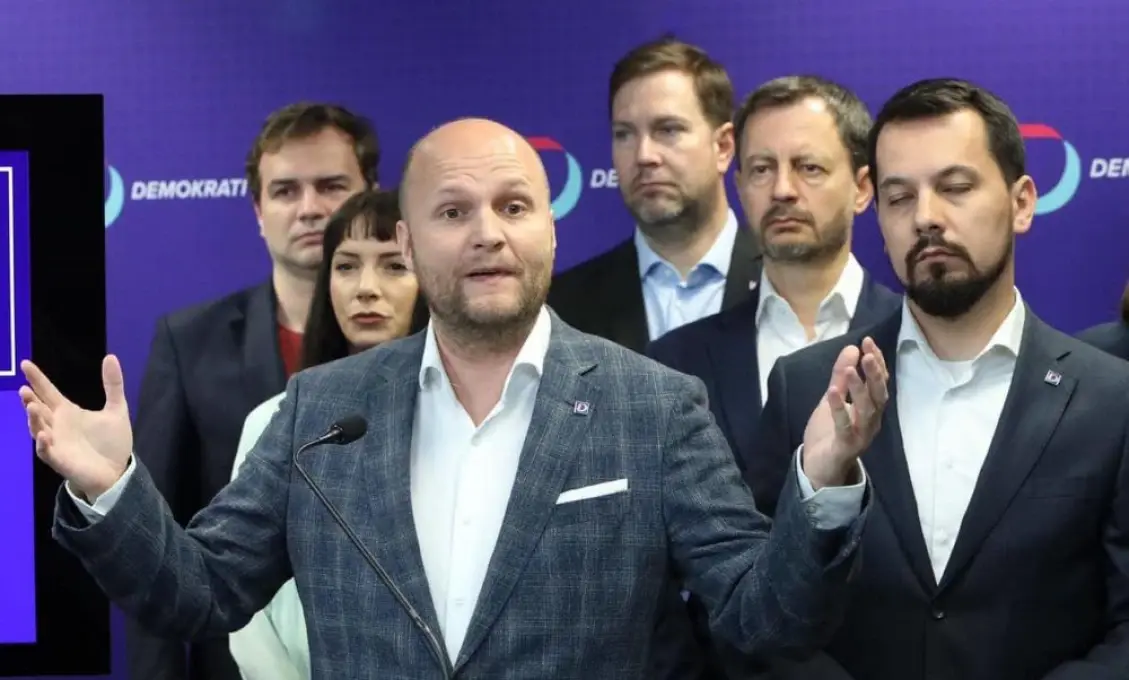 ZAVLÁDNE IBA JEDINÝ SPRÁVNY NÁZOR! TEN NAĎOV. Demokrati už majú na hlbokú orbu pluhy ukuté. Nepohodlné weby traste sa! (VIDEO)