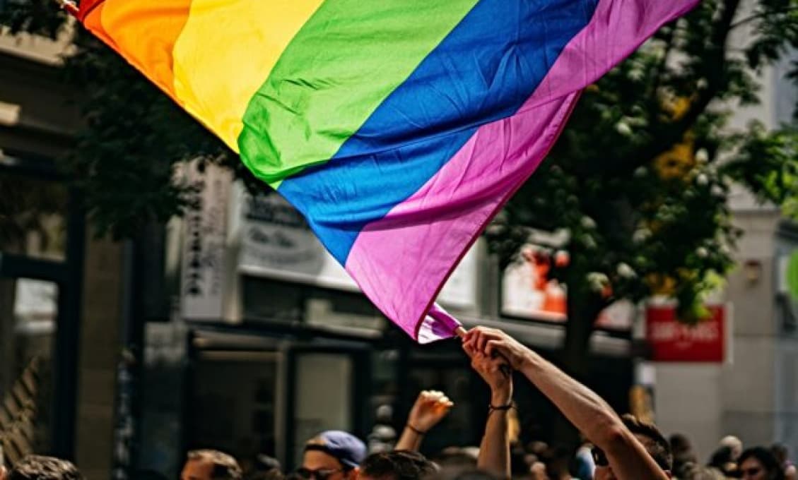 Dúhový cirkus opäť zaplavil Prahu. Pride sprevádzali tisíce ľudí, polícia aj dopravné obmedzenia