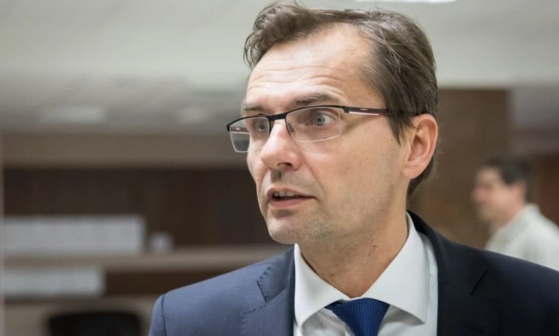 GALKO CHCE ZATVÁRAŤ UŽ AJ MŔTVYCH! Demokrat si pomýlil manželov Fleischerovcov s Flašíkovcami, upozorňuje Ďateľ (VIDEO)