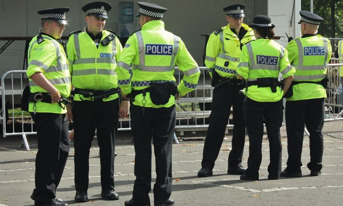 Britská polícia zadržala päť mužov, podozrieva ich z prípravy terorizmu