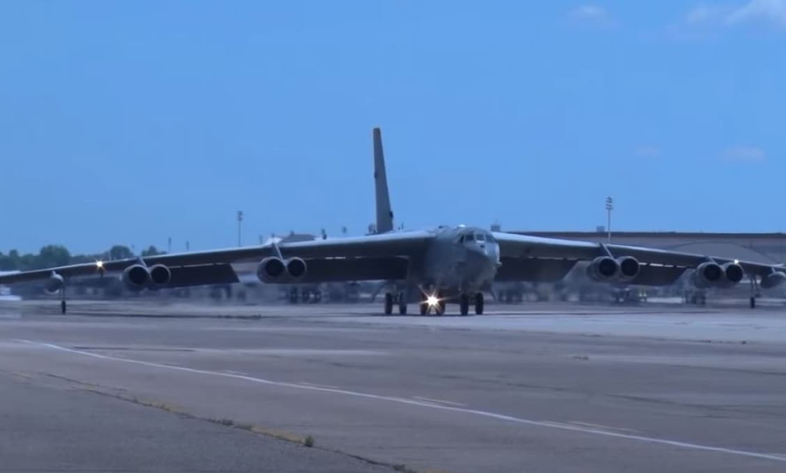 Americký jadrový bombardér B-52H zamieril k Európe!