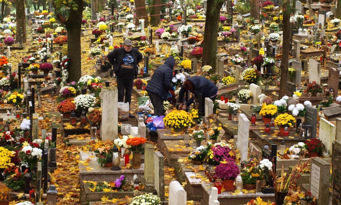 TOTO NA PIETNE MIESTO NEPATRÍ! Oranžová minisukňa, či ihličkové čižmičky na cintorín?