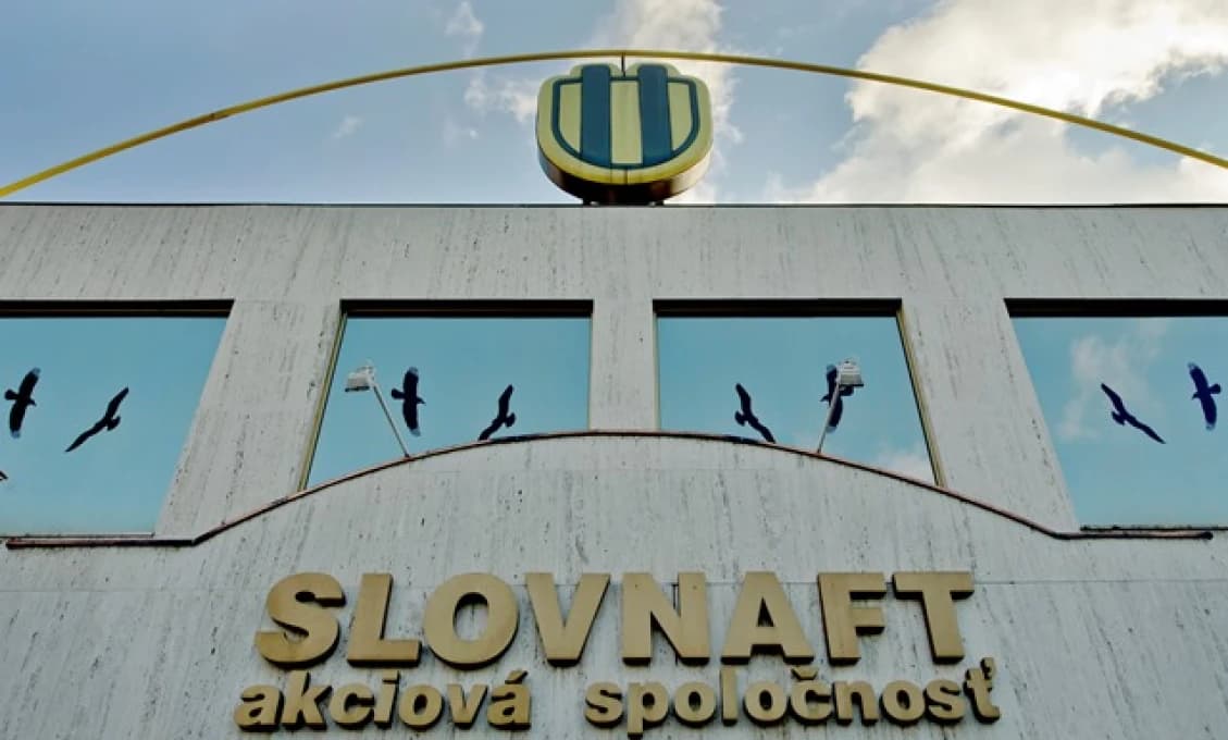 Slovnaft: V rafinérii horí ropný produkt, obyvateľom nebezpečenstvo nehrozí (AKTUALIZOVANÉ)