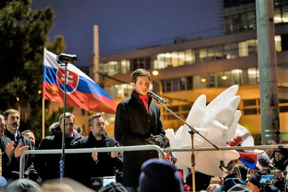 Artur Bekmatov na protestnom zhromaždení.