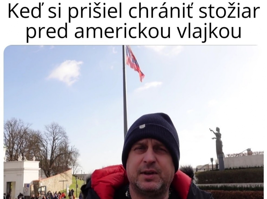 Andrej Danko na proteste pred NR SR, v pozadí vidieť stožiar, ktorý dal sám nainštalovať.