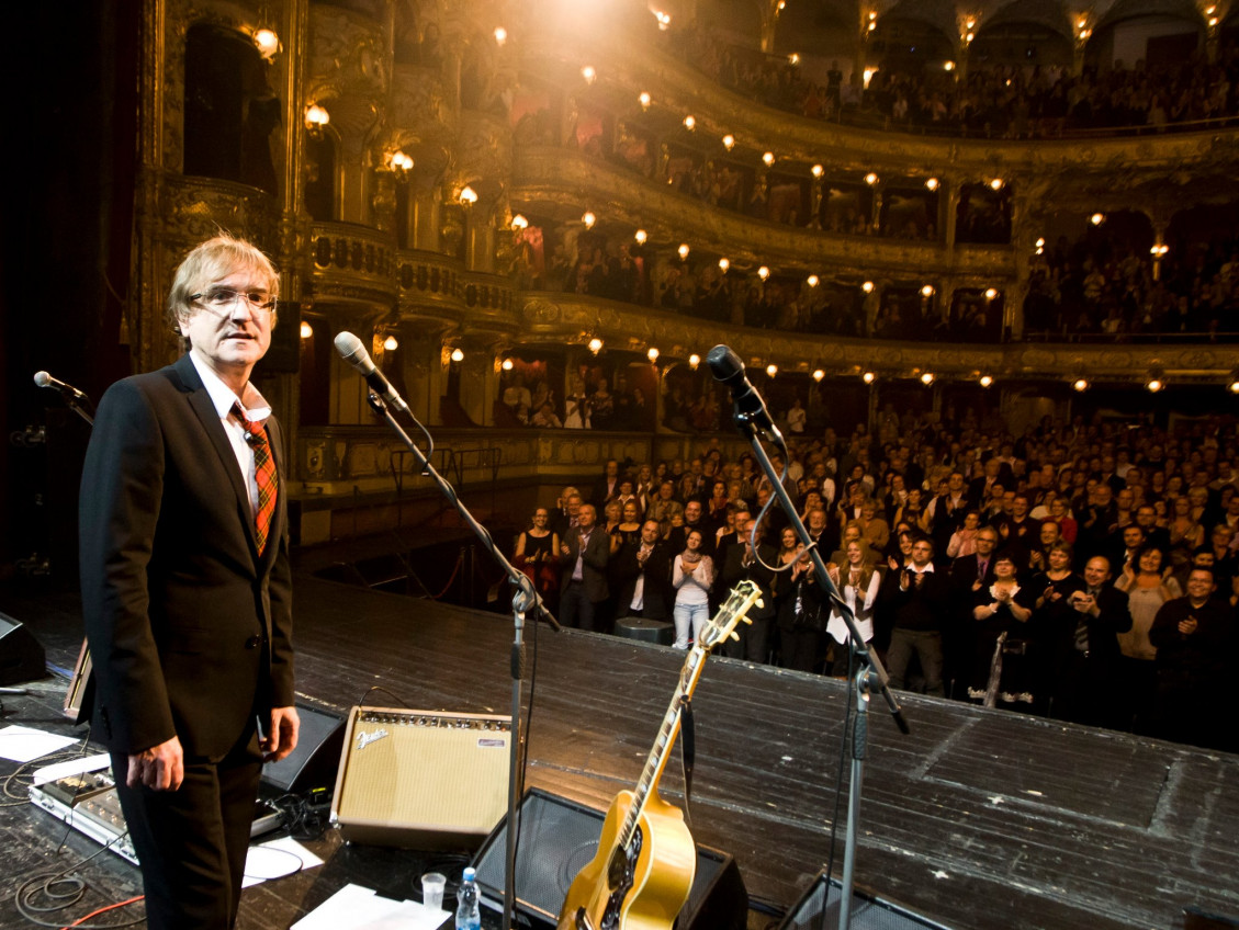 Meky počas svojej kariéry nahral aj album svojich piesní v úprave symfonického orchestra