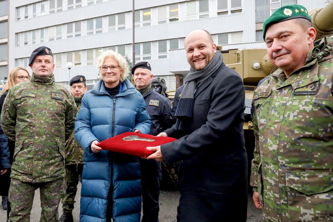 S ministerkou obrany Nemecka Christine Lambrecht pri odovzdávaní prvého z 15-tich tankov Leopard