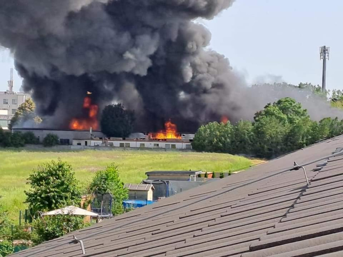 Požiar firmy medzi Rovinkou a Dunajskou Lužnou bolo od rána vidieť takmer v celej Bratislave