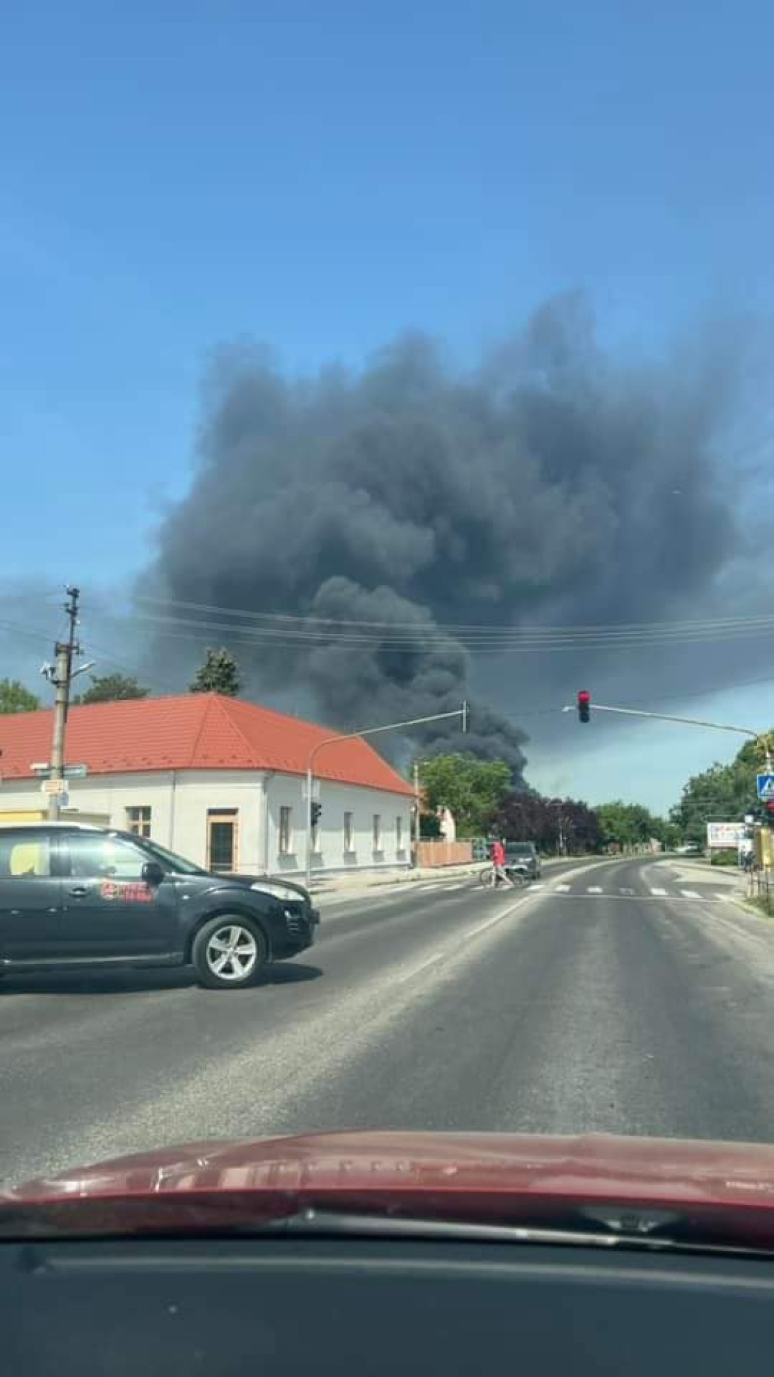 Požiar firmy medzi Rovinkou a Dunajskou Lužnou bolo od rána vidieť takmer v celej Bratislave