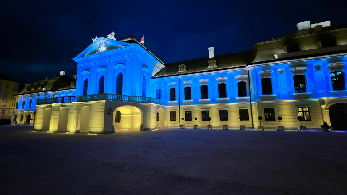 Sídlo hlavy Slovenskej republiky, nasvietené v slovenských farbách sme na nástenke pani prezidentky nenašli.