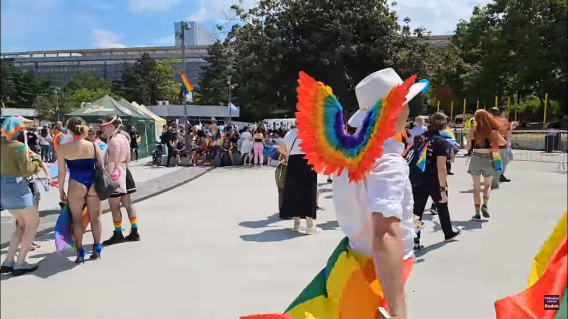 Účastníci Pride sa schádzali na Námestí slobody od včasného poludnia