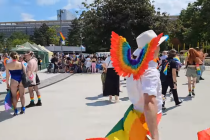 Účastníci Pride sa schádzali na Námestí slobody od včasného poludnia