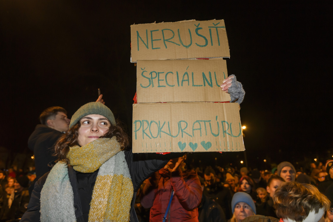 Na snímke ľudia sa účastnia na druhom spoločnom proteste opozície - hnutia Progresívne Slovensko (PS), strany Sloboda a Solidarita (SaS) a Kresťanskodemokratického hnutia proti rušeniu Úradu Špeciálnej prokuratúry (ÚPŠ) pred Úradom vlády SR v Bratislave 12. decembra 2023.