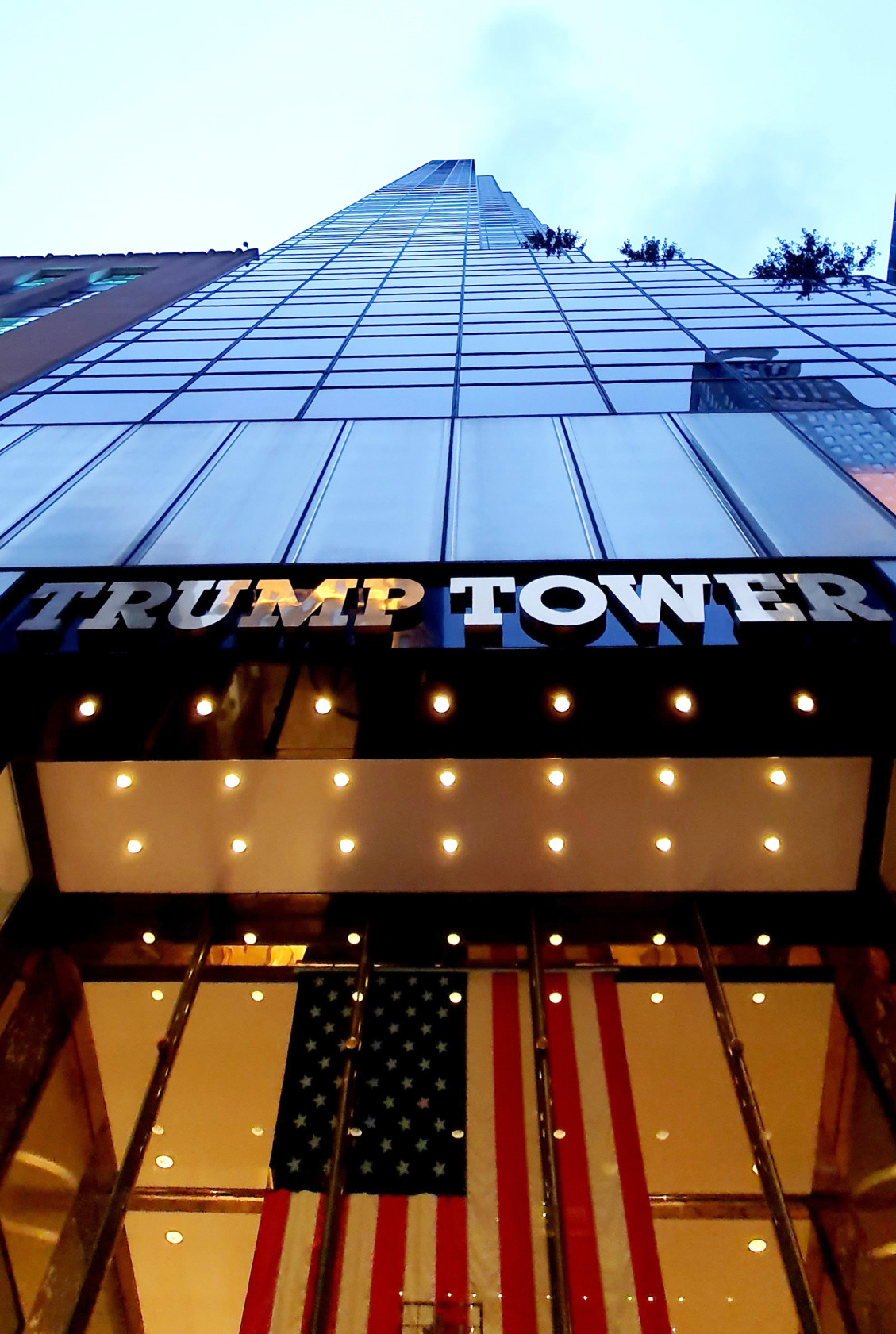 Na snímke fasáda mrakodrapu Trump Tower na ulici Piata avenue v New Yorku 23. septembra 2024.