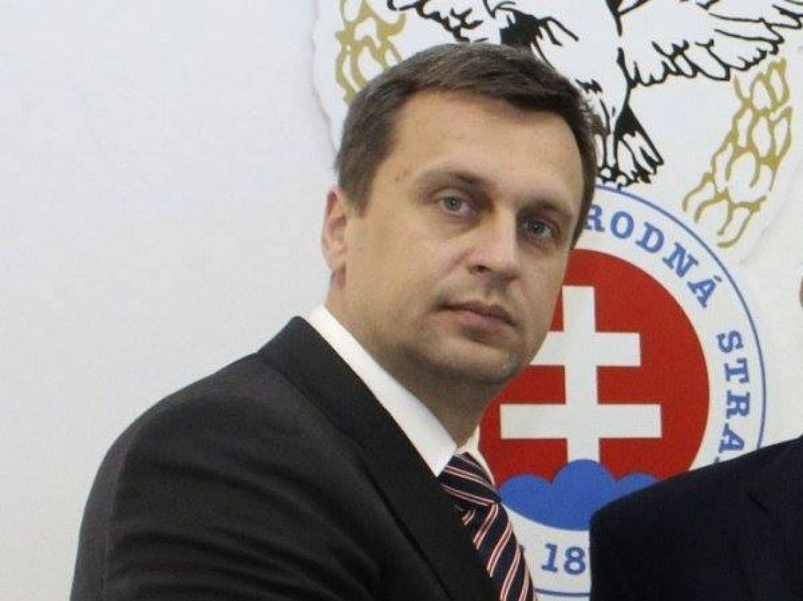 Andrej Danko vymenil oblek za pracovný odev