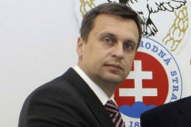 Andrej Danko vymenil oblek za pracovný odev