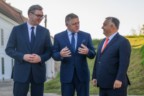 Na snímke zľava prezident Srbska Aleksandar Vučič, predseda vlády SR Robert Fico a predseda vlády Maďarska Viktor Orbán počas summitu lídrov Slovenskej republiky, Srbska a Maďarska k nelegálnej migrácii v Komárne 22. októbra 2024.