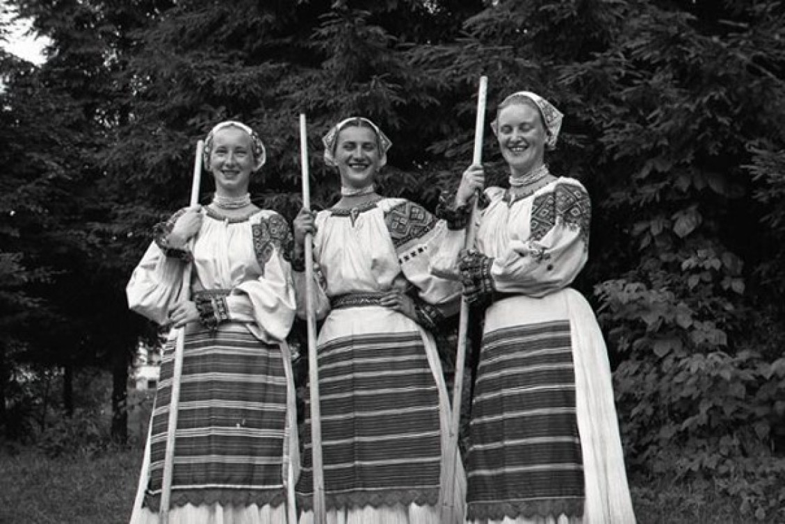 V krásnom polomskom kroji sa predviedli hrabačky - dievčatá zo SĽUKu (zľava) Mária Jančoková, Otilia Švecová a Magda Jergová, Žilina, r. 1956